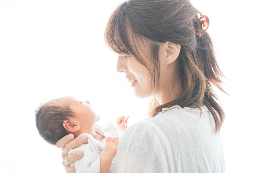 赤ちゃんとお母さんの写真